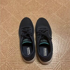 EUC Skechers Women’s 8.5 Navy Tennis Shoes.